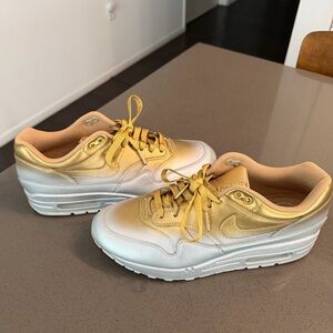 Nike Air Force 1 Low in Silver/Gold